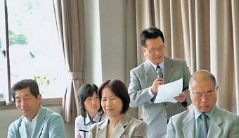 フォーラム終了後、皆でクロス握手