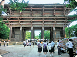 石造獅子像が鎮座する東大寺・南大門