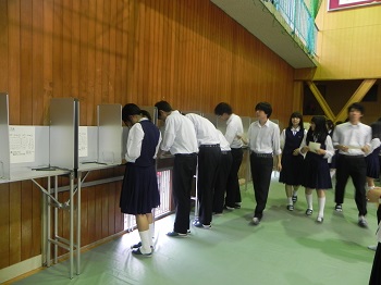 投票の様子写真