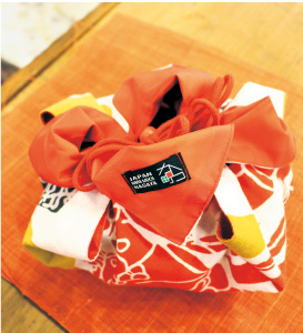 2009年日本パッケージングコンテストでアクセシブルデザイン包装賞を受賞した「花しょうぶ」のお弁当袋。