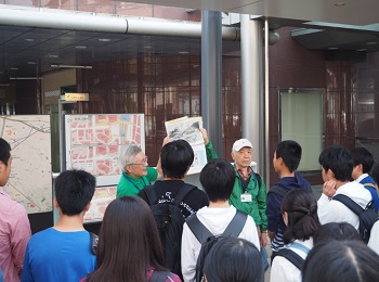 現地学習での観光ボランティアガイドさんによる説明:生駒駅周辺