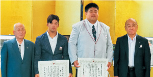 左から、川口県議会議長、大野選手、正木選手、荒井知事