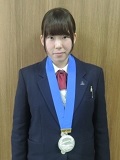 團孝さんと銀メダルの写真