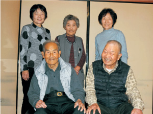 亀谷音一さん（左下）とご家族のみなさん