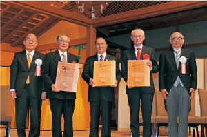 左から荒井知事、藤田昌久さん、テイン・セインさん、ヘルマン・ファン・ロンパイさん、ERIA事務総長の西村さん