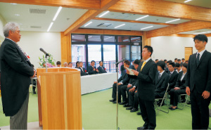 新入生代表から平松校長へ宣誓