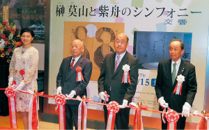 左から紫舟さん、川口県議会議長、荒井知事、岩崎平群町長
