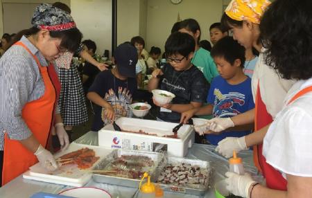 マグロ等丼を自分で盛りつけている。