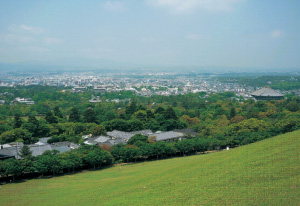 奈良公園と奈良盆地が眺望できる若草山中腹（奈良市）