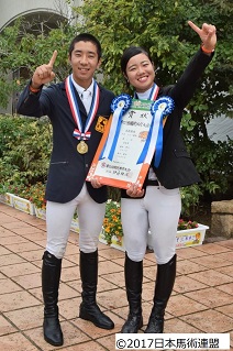 えひめ国体　リレー競技で優勝した楠本さんと森田さんの様子