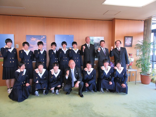 奈良女子高校バレーボール部と知事との集合写真