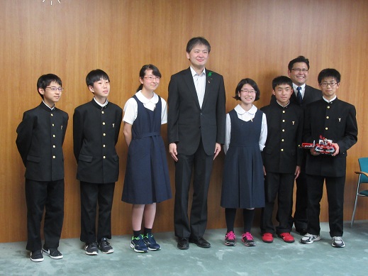 一松副知事と奈良教育大学附属中学校科学部員との集合写真