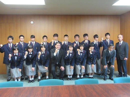 村田副知事と選手の集合写真