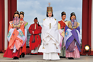 奈良時代の天皇の礼服・礼冠姿の女帝も登場