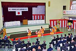 オープニングで地元の十津川踊り隊BON娘がダンスを披露