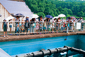 夏休み小学生の水道施設・水源地体験ツアー