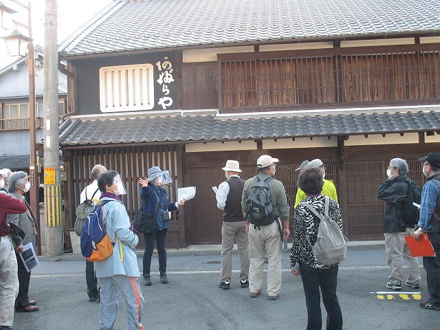 伊勢街道分岐点・あぶらやの前