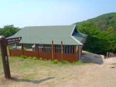 道標(山麓まで560m)と一重目の売店