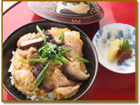 奈良産ネギと大和肉鶏のすき焼き風丼