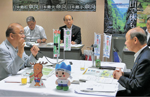 荒井正吾奈良県知事(左)、野呂昭彦三重県知事(中)、仁坂吉伸和歌山県知事(右)