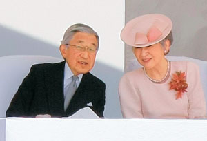 祝典をご覧になる天皇皇后両陛下
