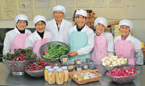 高取町ふれあい加工部の皆さん。「おいしく食べて健康に。高取のうまいもんをどうぞ!」