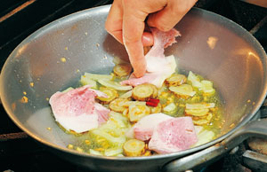 食材のもち味を生かし、ベーコンの脂でしっとりと仕上げる。