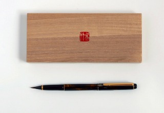 くれ竹 万年毛筆 本毛 べっこう調 (株)呉竹/奈良県公式ホームページ