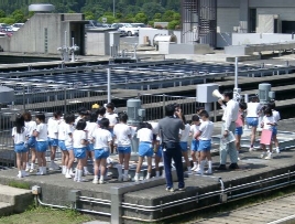 施設見学の様子