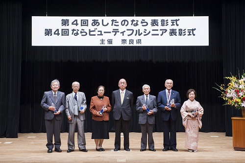 受賞者の皆さま（左から山岸さん、岡本さん、中井さん、荒井知事、髙丸さん、楯澤さん、村田さん）