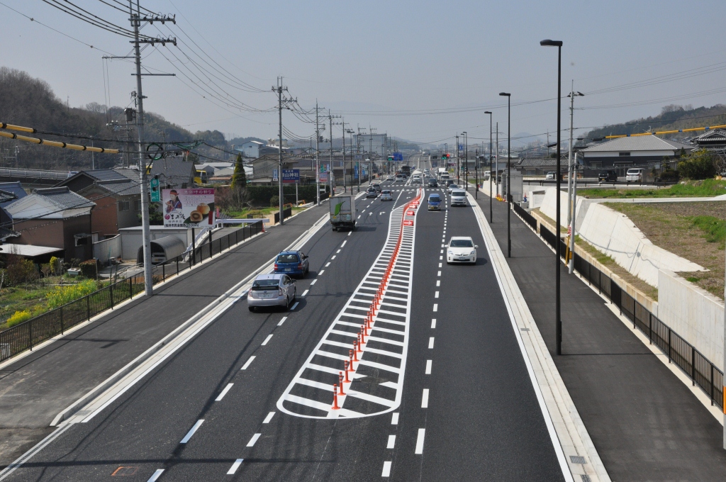 完成（朝倉小学校歩道橋より橿原市方面を望む）