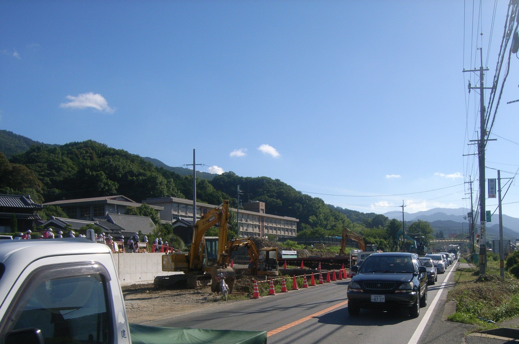 渋滞中の朝倉小学校前