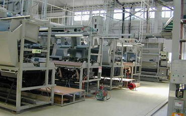 機械化された大型自動製茶工場