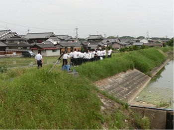 秋篠川見学の様子写真