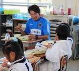 選手と一緒に給食写真