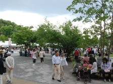 公園館前の賑わい