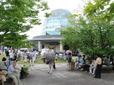 公園館前の賑わい