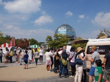 公園館前の賑わい