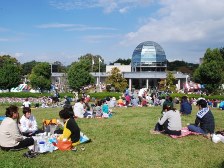 公園館前の賑わい