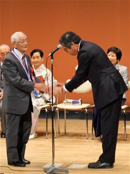 最高感動賞メダルの授与