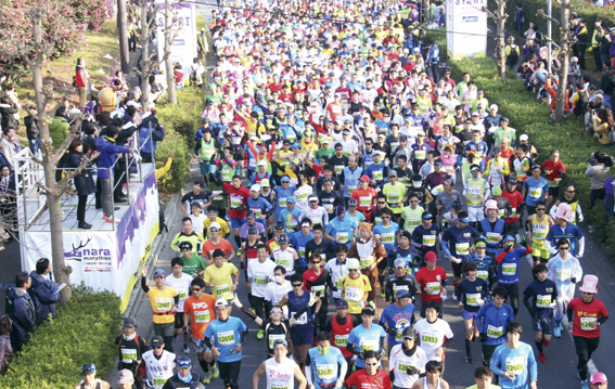 一斉にスタートするランナーの画像