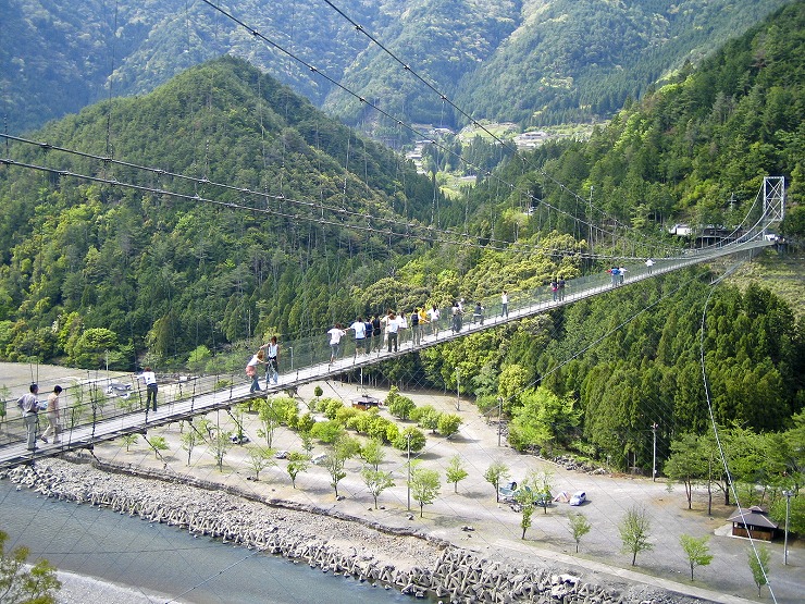 十津川（熊野川）の深い渓谷を渡る谷瀬の吊り橋の画像1