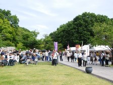 公園館前の賑わい