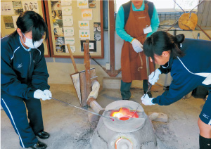 古代ガラス制作体験のようす