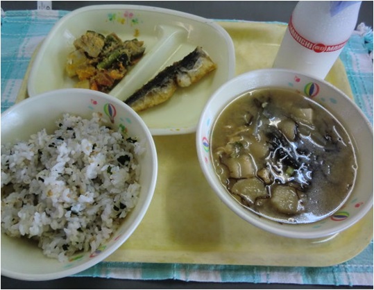 給食の写真(とびうおの甘酢かけ 他)