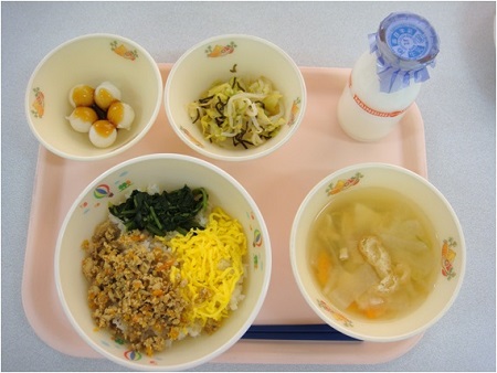 給食の写真 そぼろどんぶりなど