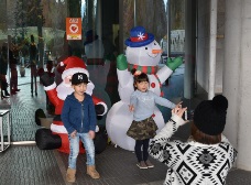 公園館のサンタとスノーマン