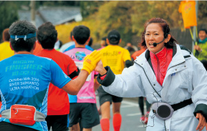 ランナーを応援する有森裕子さん