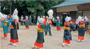 境内で御幣を手に踊るおかげ踊り