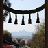 二上山を正面に眺望できる檜原神社境内の画像